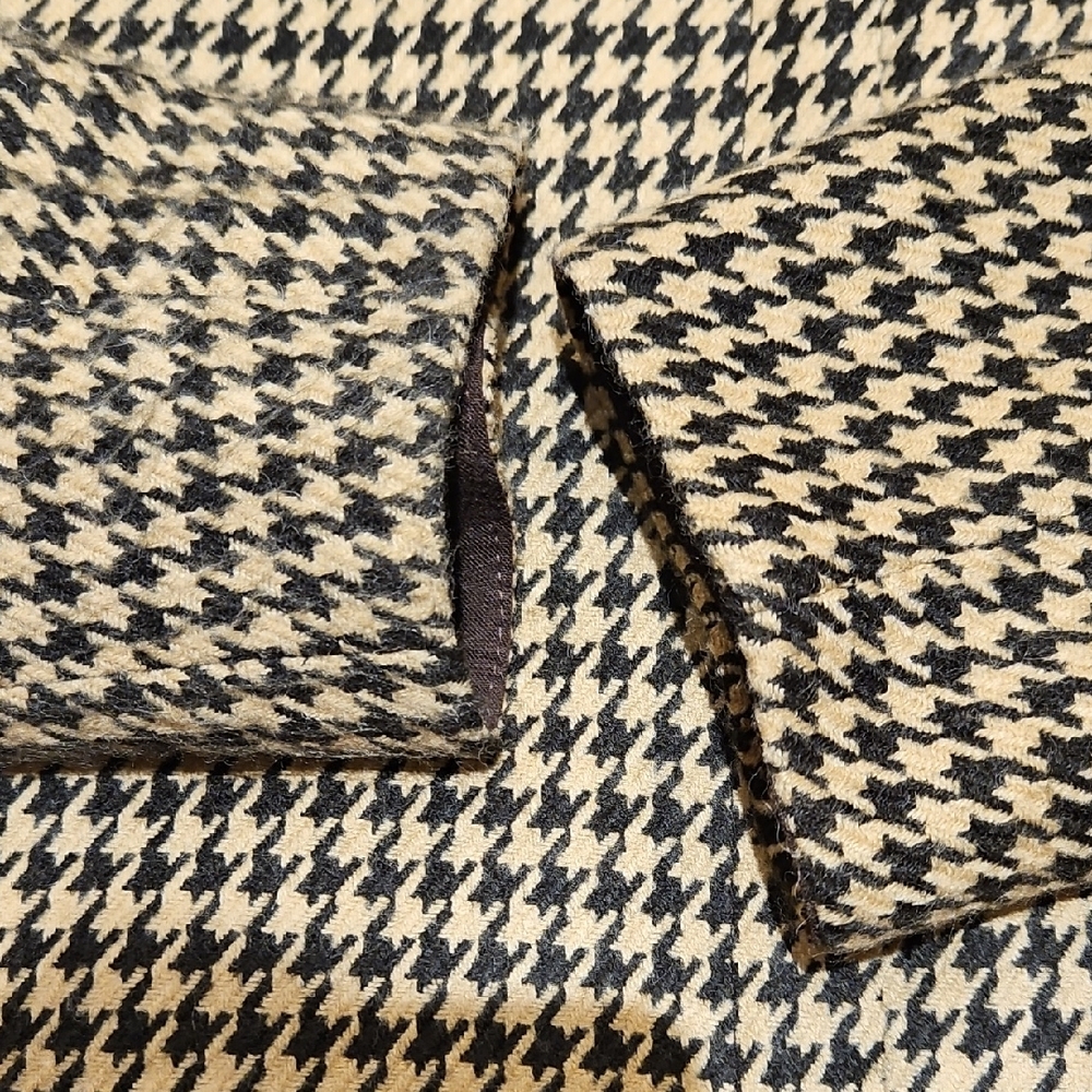 Houndstooth Patterned Sweater with Brown Trim - image 9